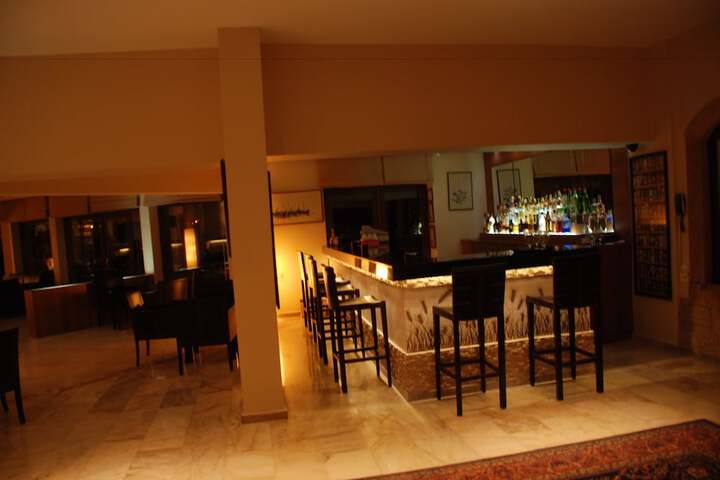 Lounge 36 of 43