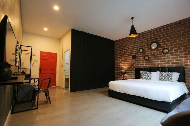Room 33 of 105