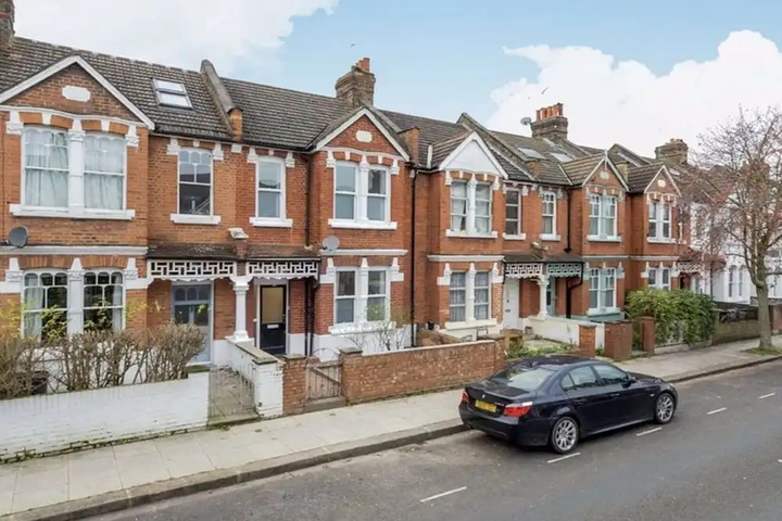 Newly Renovated High Spec 4 Bedroom House