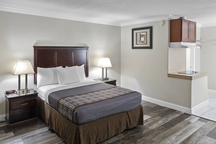 1 Queen Bed (7 of 12)