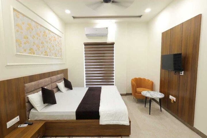 Room 2 of 17