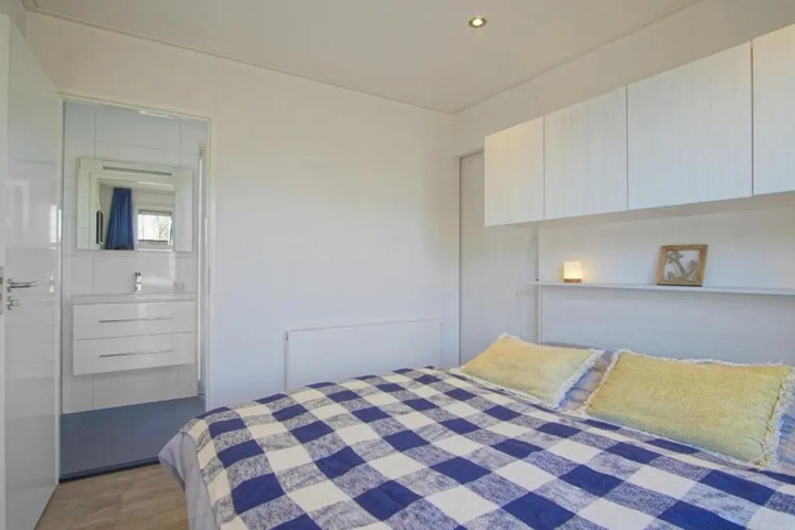 Room 4 of 12