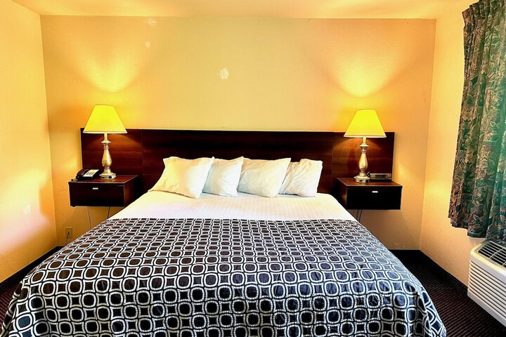 1 King Bed (4 of 7)