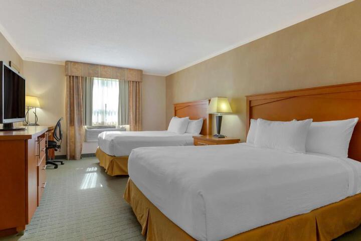 2 Queen Beds Pet Friendly Room Tile Flooring Work Desk Refrigerator WiFi Full Breakfast (11 of 18)