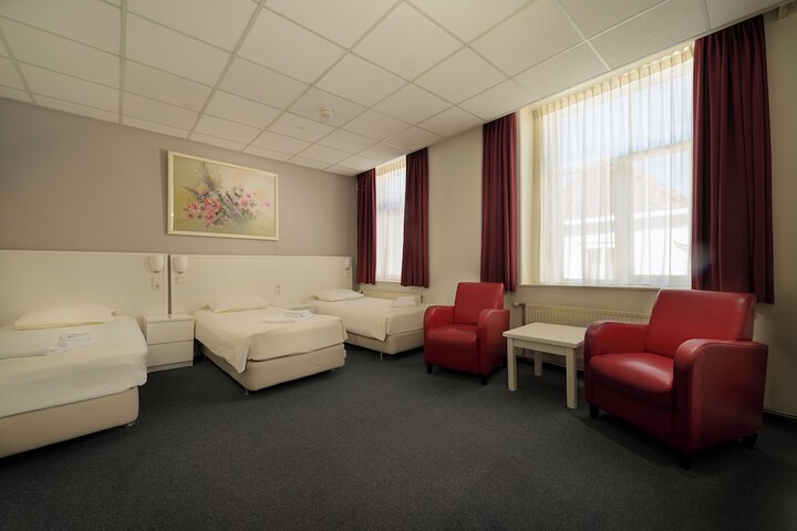 Room 4 of 37