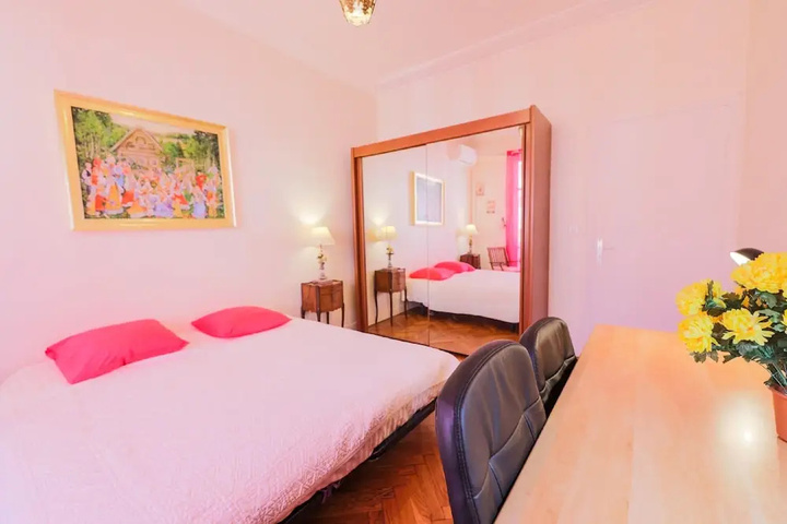 Room 6 of 19