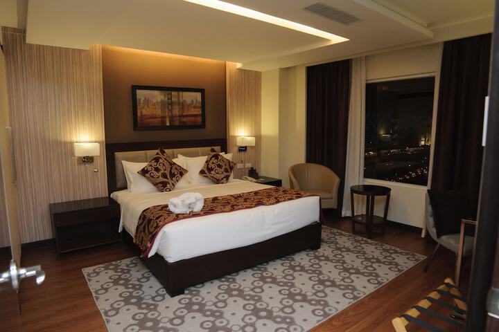 Room 7 of 32