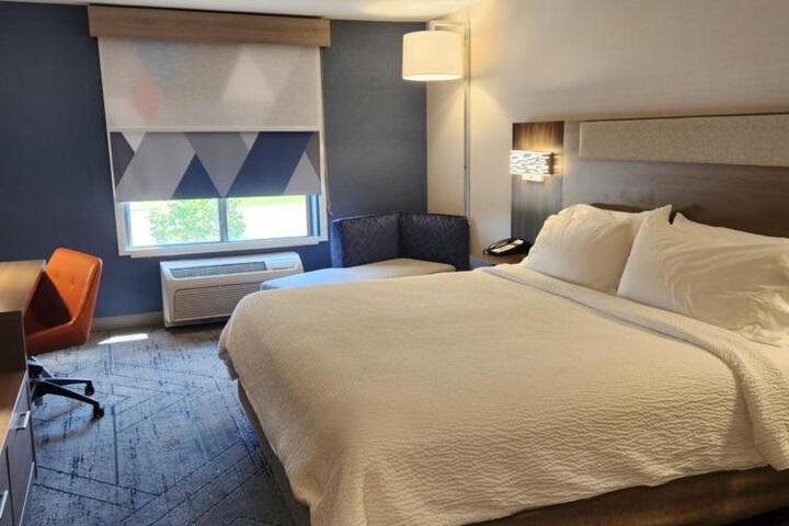 Standard King Bed Accessible (7 of 12)