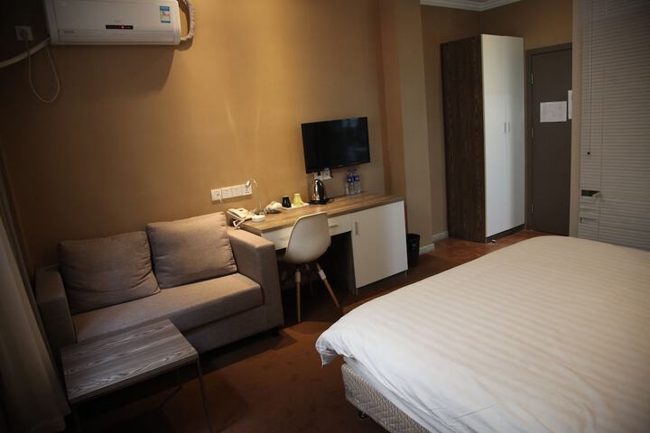 Room 33 of 90