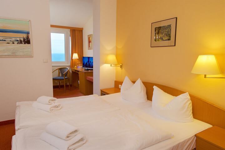 Room 15 of 106