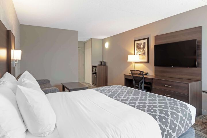 1 Queen Bed (9 of 20)