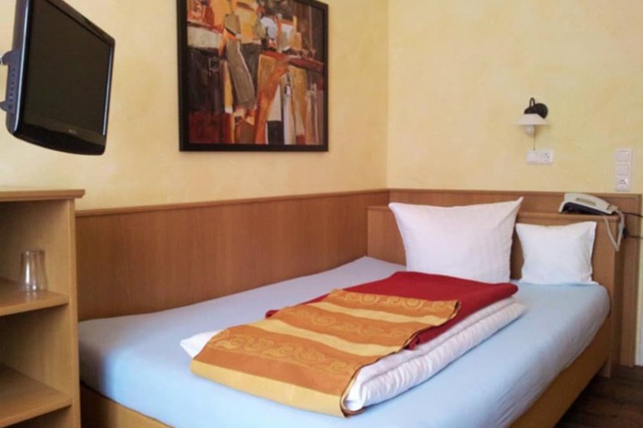 Room 2 of 27