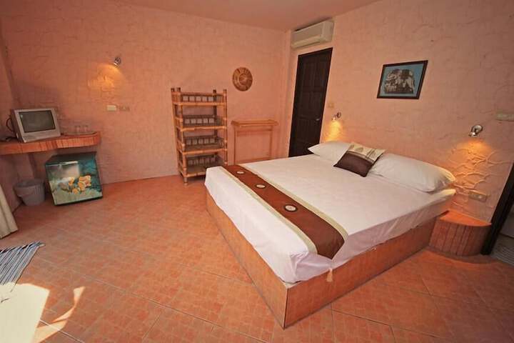 Room 10 of 28