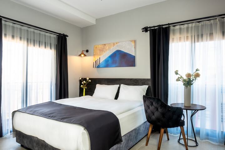 Room 4 of 16