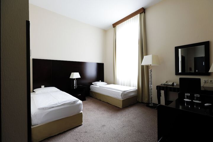 Room 12 of 40
