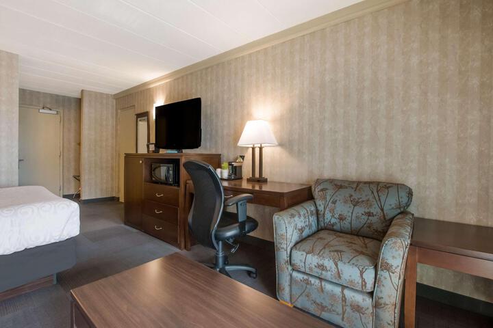 1 King Bed Gretzky Wing Microwave and Refrigerator Sofa Bed High Speed Internet Accessible Full Breakfast (11 of 33)