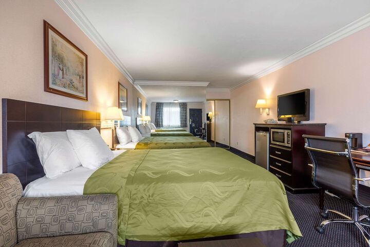 2 Double Beds (13 of 17)