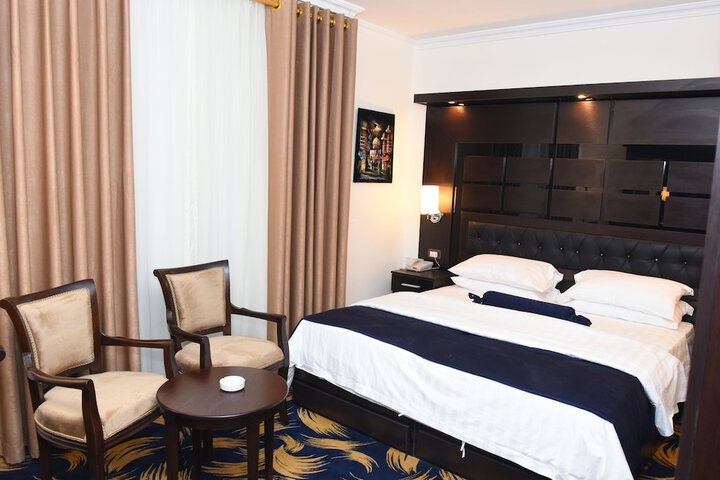 Room 4 of 99