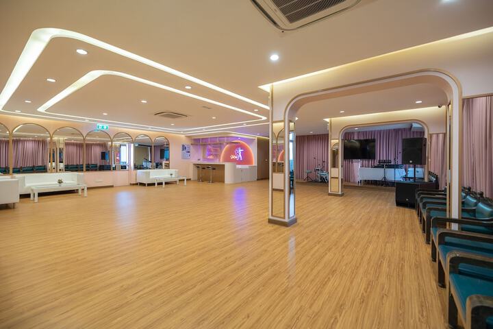 Ballroom/Hall 125 of 159
