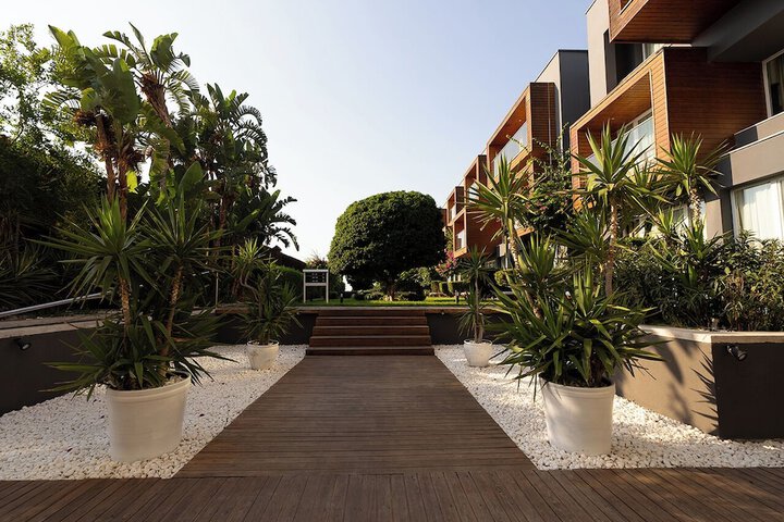 Hero Image 1 of 180