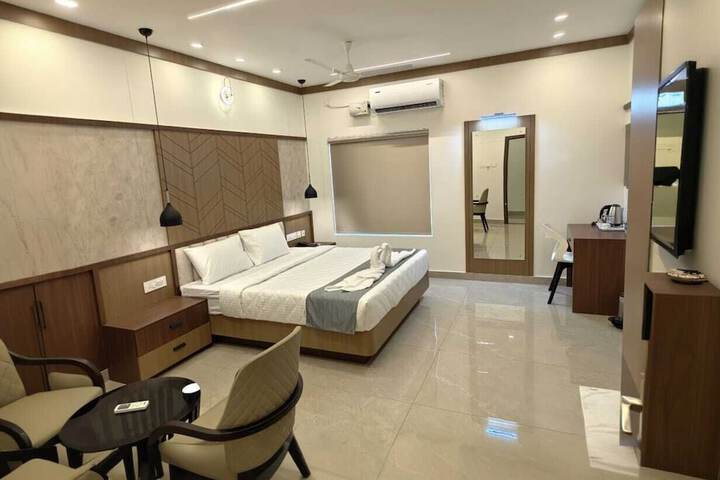 Room 9 of 18