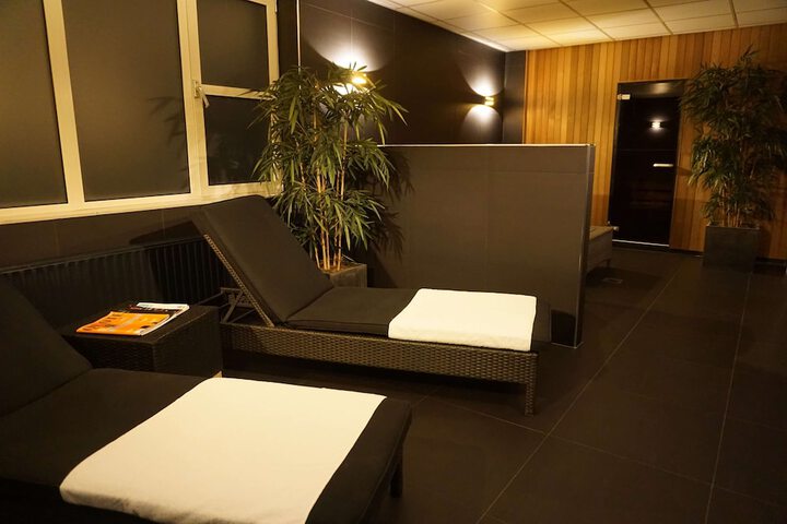 Room 8 of 74