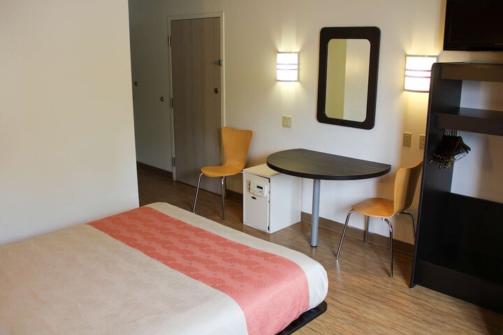 1 Queen Bed (6 of 7)