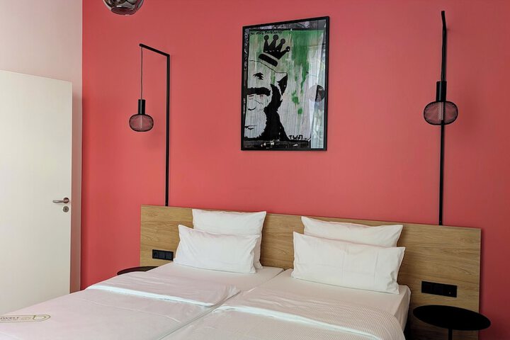 Room 33 of 62