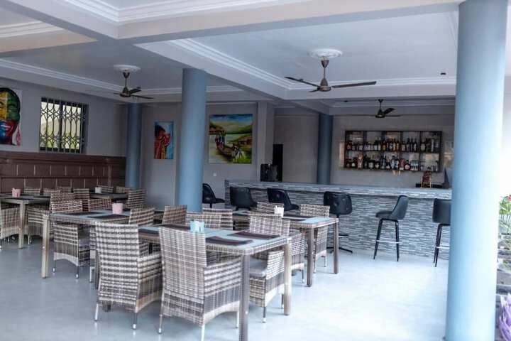 Lounge 6 of 9