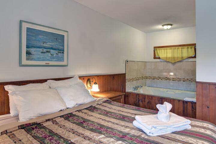 1 Queen Bed (6 of 26)