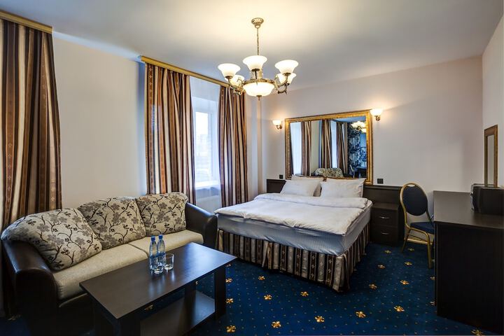 Room 9 of 33