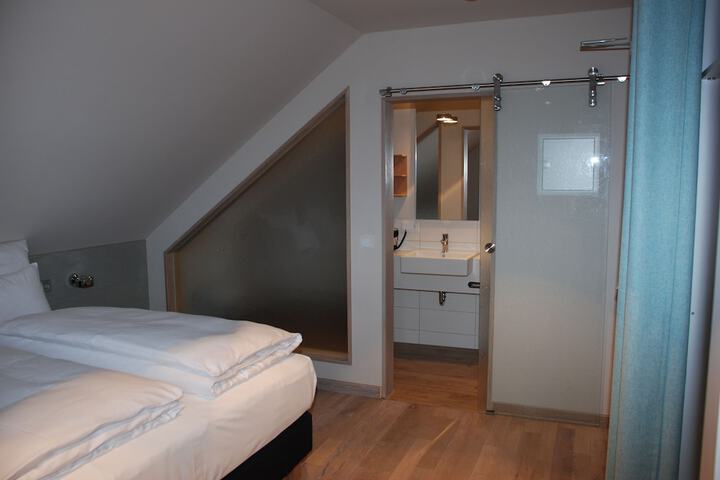 Room 3 of 43