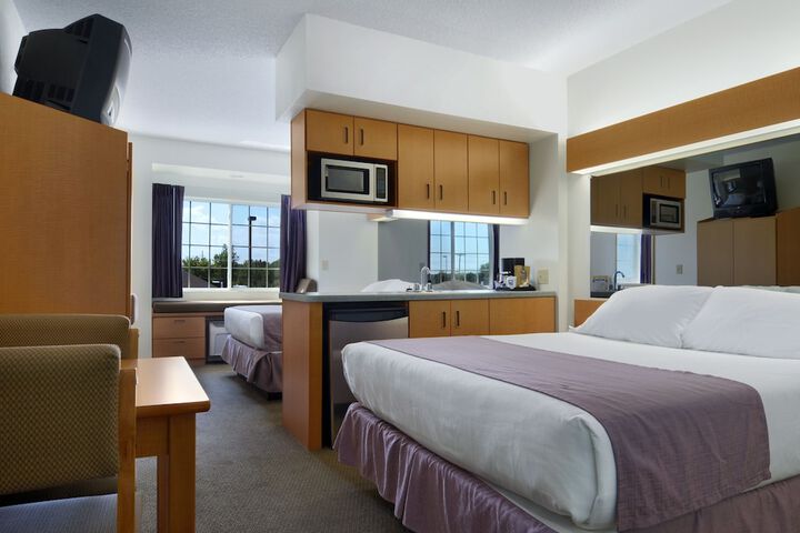 2 Queen Bed Mobility Hearing Accessible Room Roll in Shower (28 of 44)