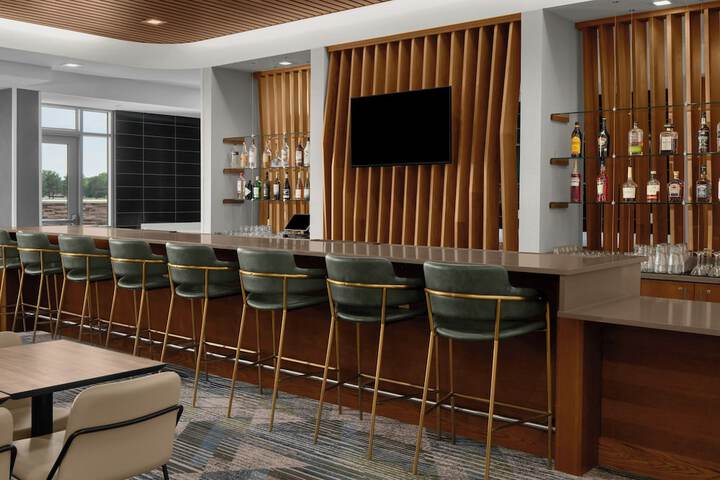Lounge 24 of 27