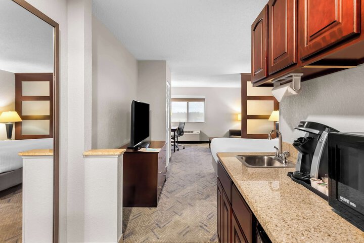 2 Queen Beds Microfridge Krgmkr Full Breakfast (4 of 14)