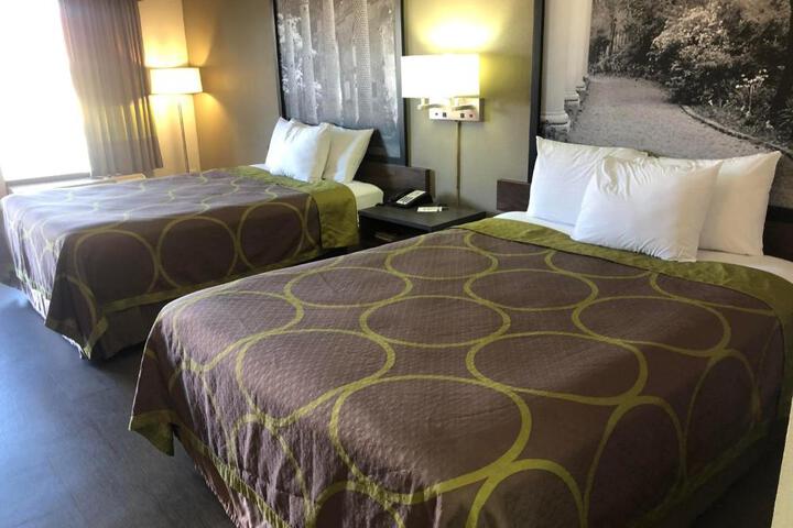 2 Queen Beds (1 of 15)