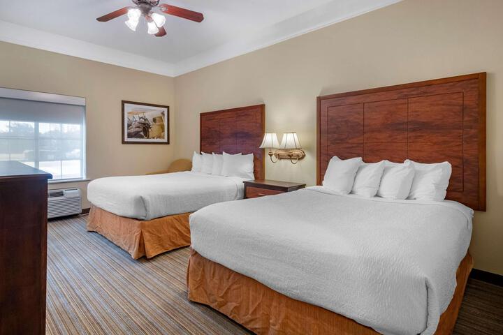 2 Queen Beds Microwave and Refrigerator High Speed Internet Accessible Pillowtop Bed Coffee Maker Full Breakfast (2 of 13)