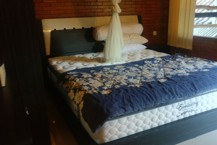 Room 2 of 34