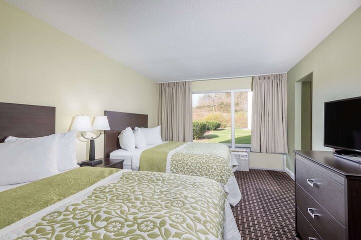 2 Queen Beds (3 of 11)