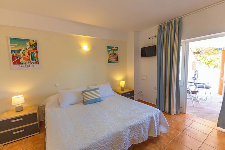 Room 2 of 65