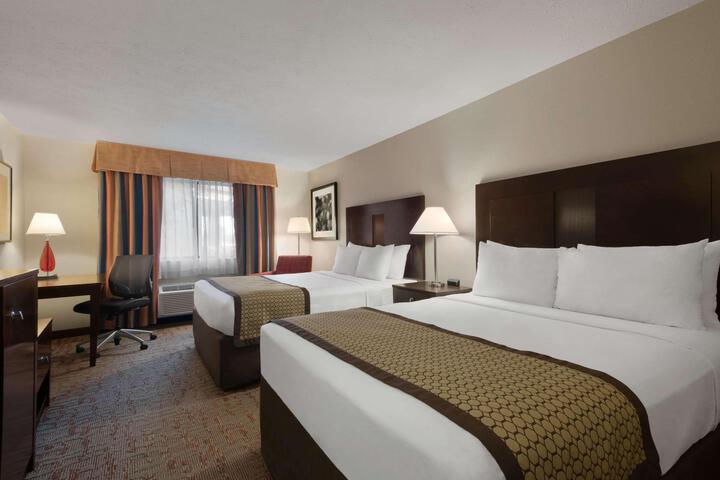 2 Queen Beds (8 of 18)