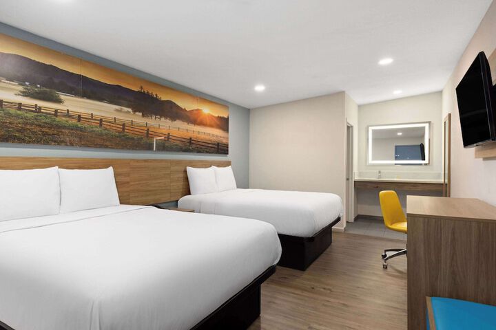 1 Queen Bed (1 of 18)