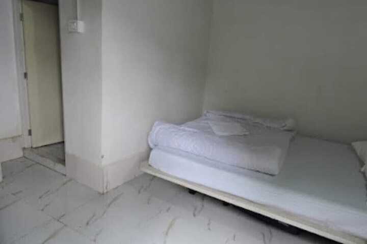 Room 12 of 25