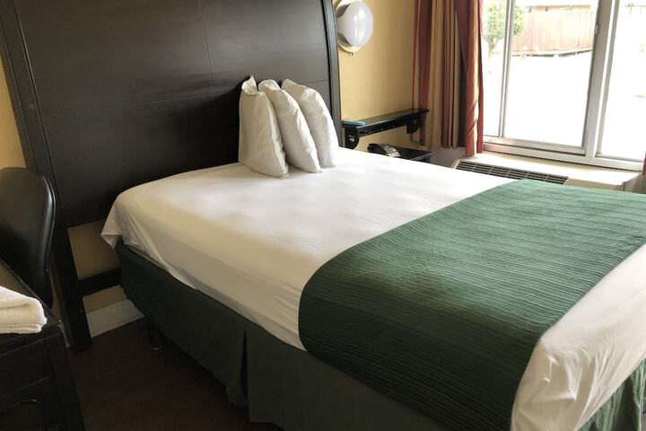 Basic Queen Bed (1 of 6)