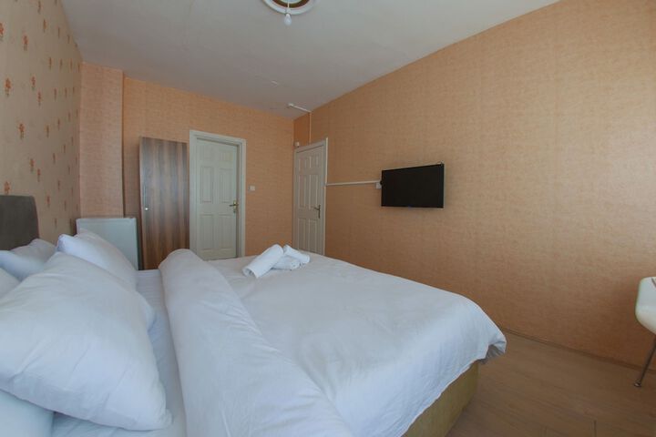 Room 6 of 25