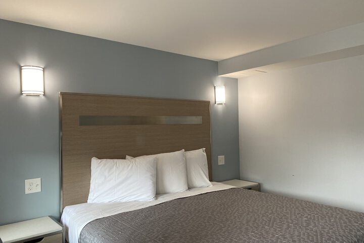 1 King Bed (3 of 5)