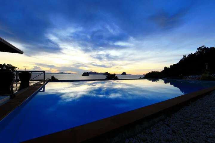 Hotel Pool