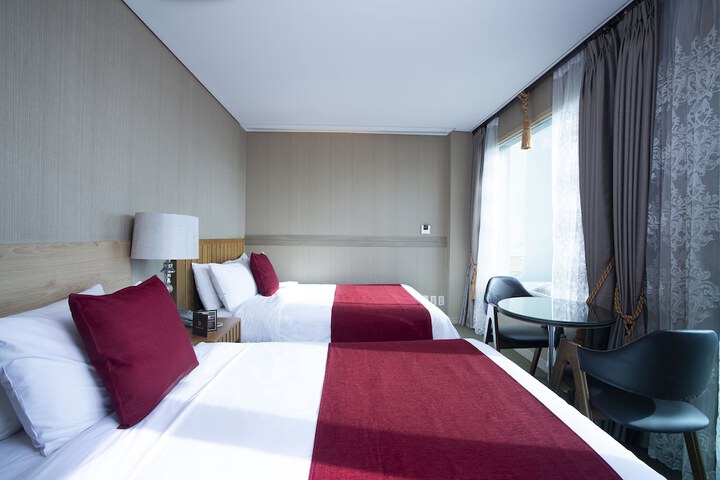 Room 7 of 33