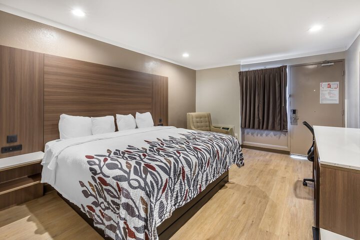 Deluxe King Bed Accessible (14 of 15)