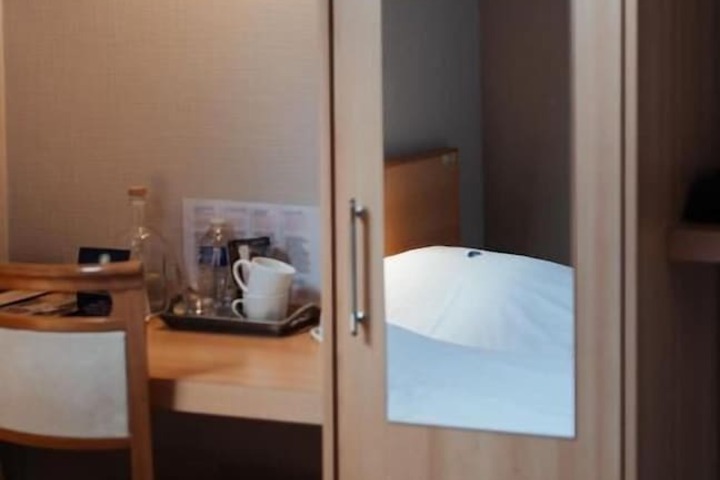 Room 5 of 25